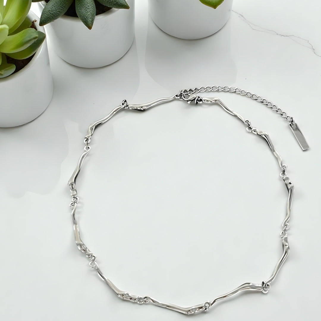 Chaine homme collier ras-de-cou à maillons irreguliers table marre presentation planes