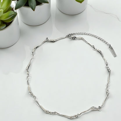 Chaine homme collier ras-de-cou à maillons irreguliers table marre presentation planes