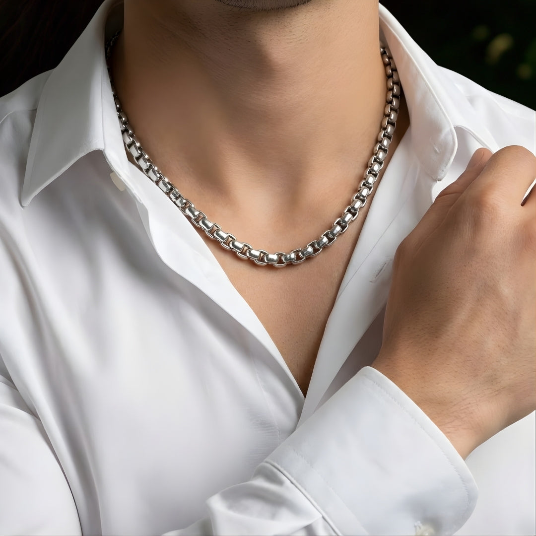 Chaine homme maille Rolo argent chemise blanche cou main