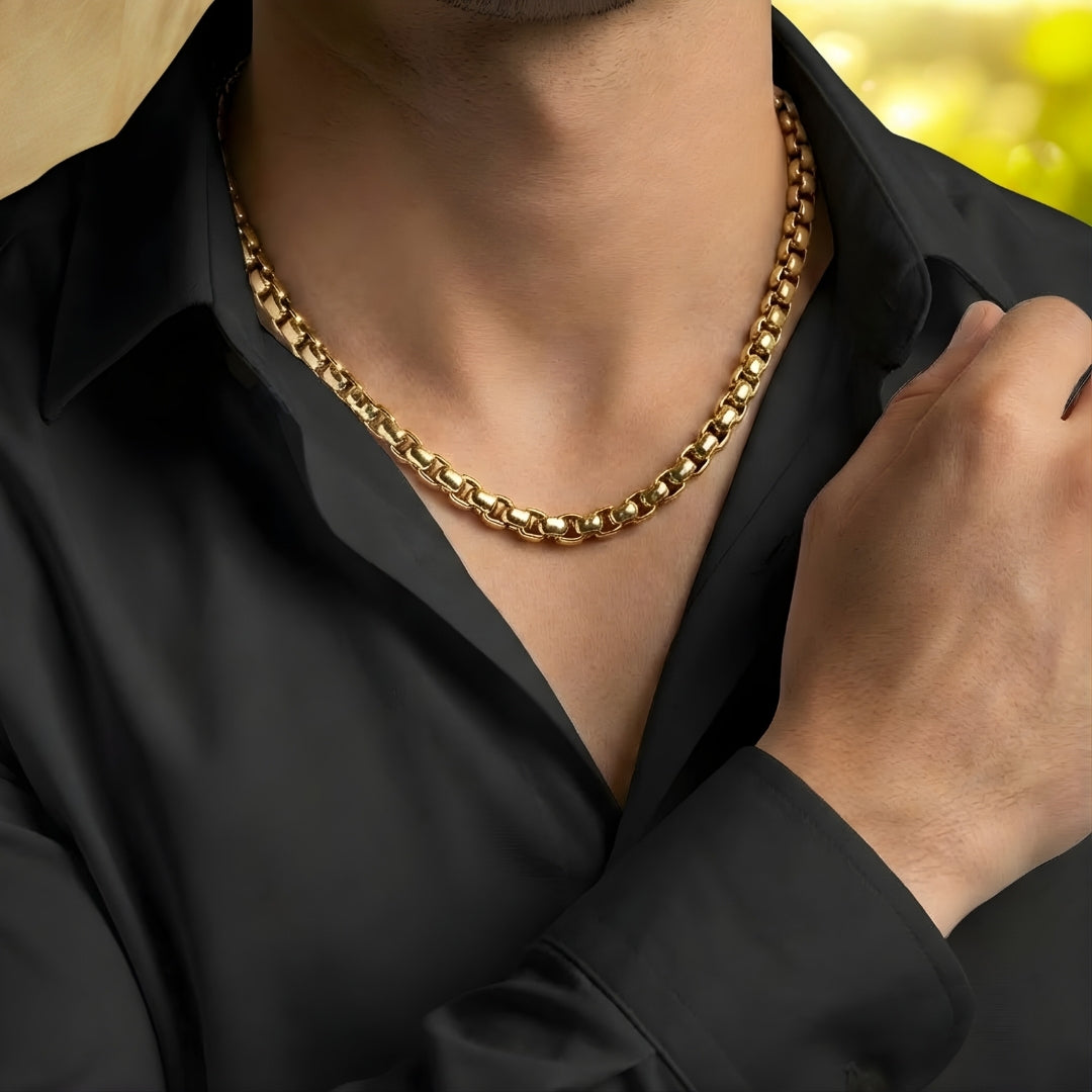 Chaine homme maille Rolo dore chemise noir cou main