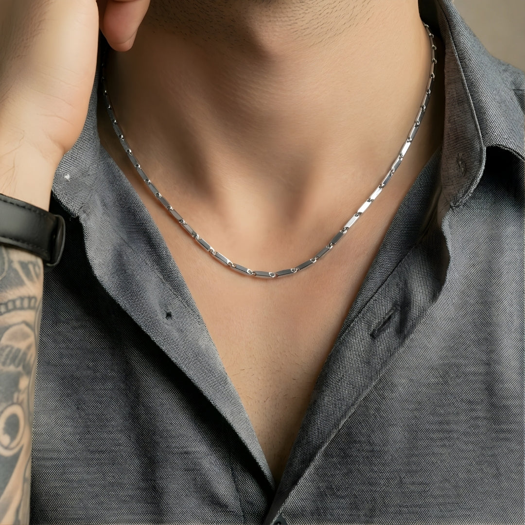 Chaine homme maillons allongés argent chemise grise cou tatouages