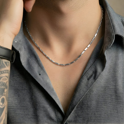 Chaine homme maillons allongés argent chemise grise cou tatouages