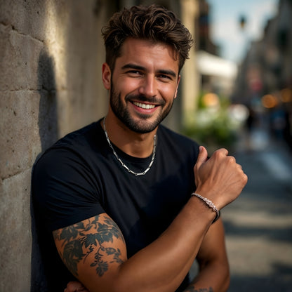 Chaine homme maillons allongés argent rue t shirt noir