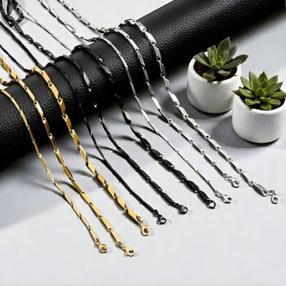 Chaine homme  maillons allongés presentation marbre plantes doré argent noire. 