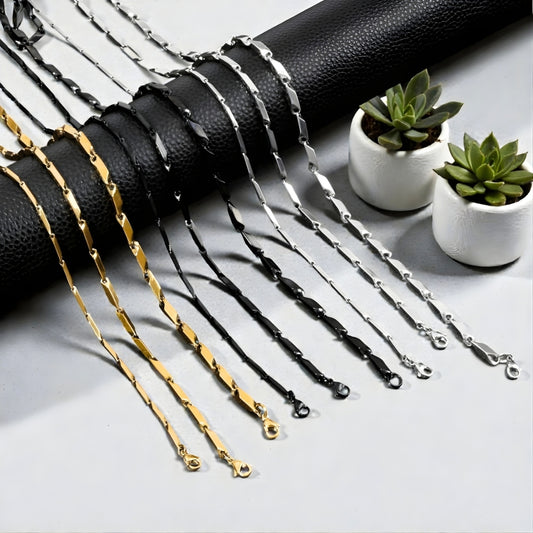 Chaine homme  maillons allongés presentation marbre plantes doré argent noire. 