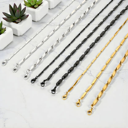 Chaine homme maillons allongés presentation trois couleurs marbre fermoirs plantes