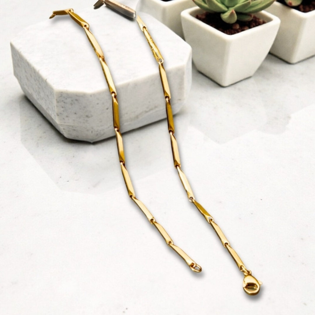Chaine homme maillons allonges doree table marbre 2 mm