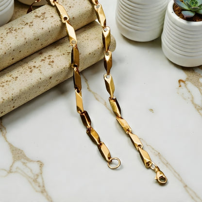Chaine homme maillons allonges doree table marbre 4 mm
