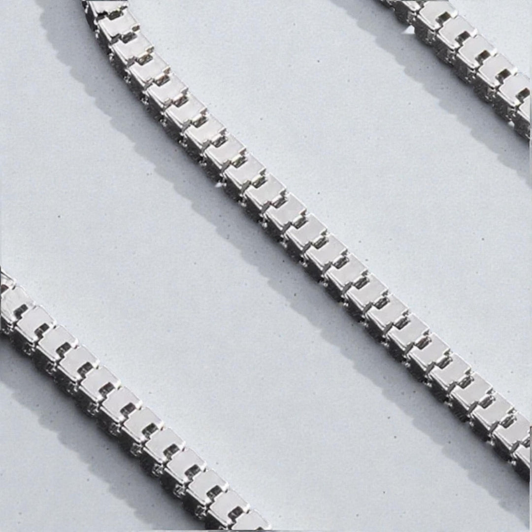 Chaine homme maillons carres maille venitienne variante argent details