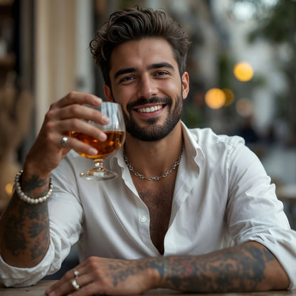 Chaine homme ondulees bille vague homme elegant chemise blanche bistro 