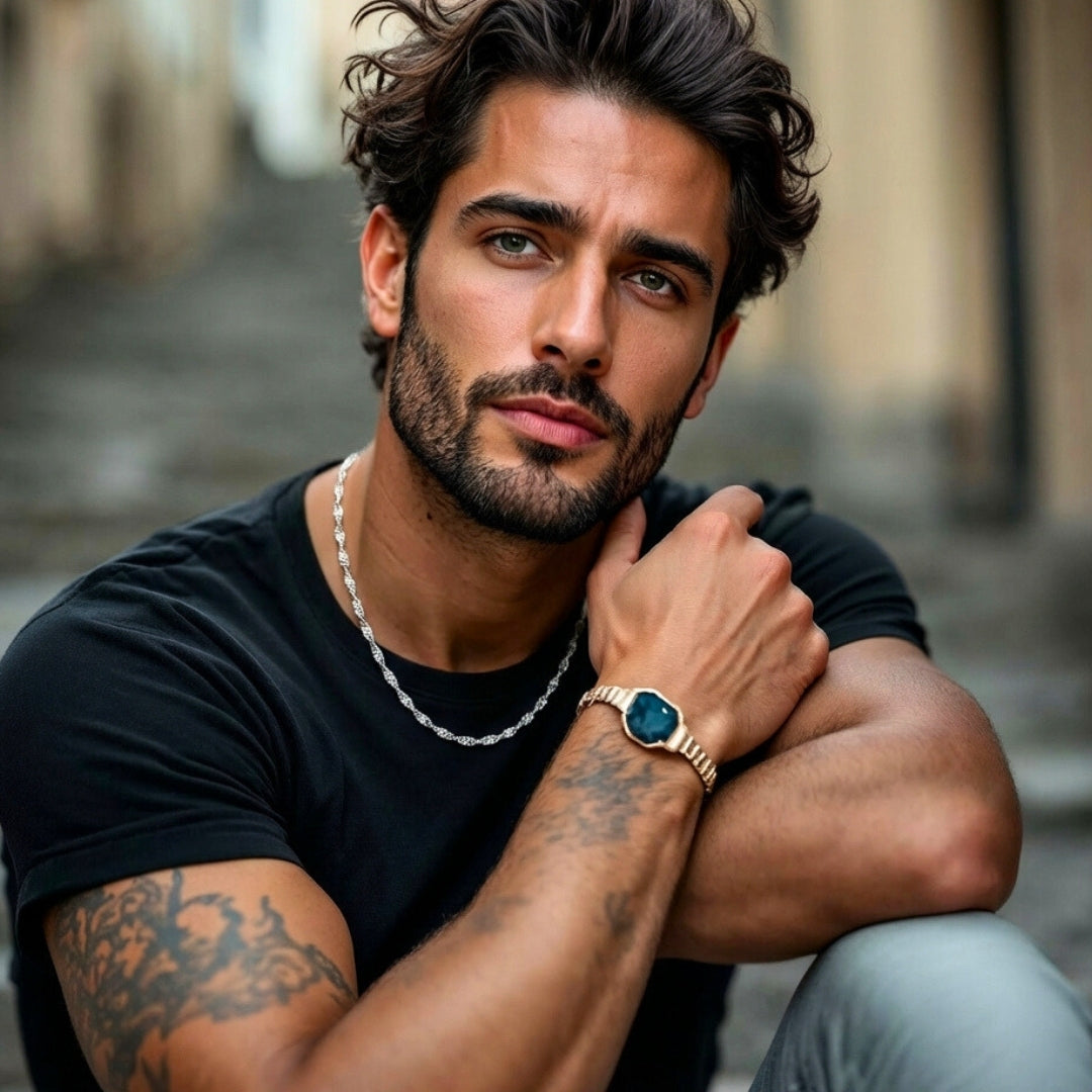 Chaine homme plate torsadee variante argent t shirt noir escalier