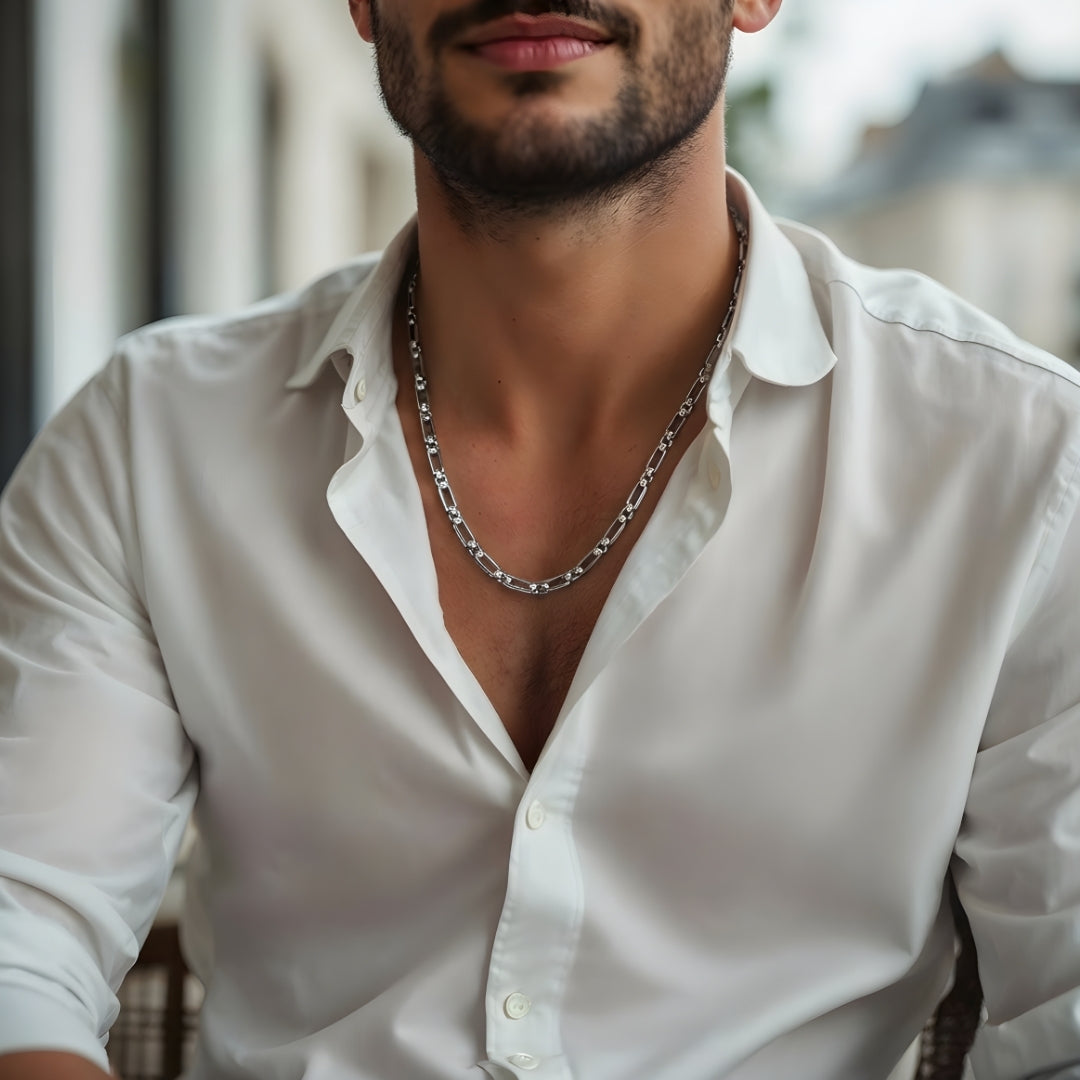 Chaine homme style maille Rectangle FIGARO argent homme chemise blanche 