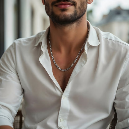 Chaine homme style maille Rectangle FIGARO argent homme chemise blanche 