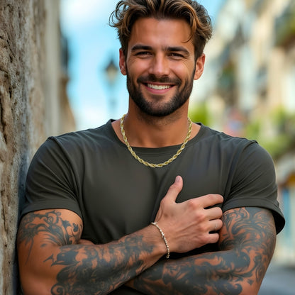 Chaine homme torsade Collier homme dore homme t shirt gris exterieur 