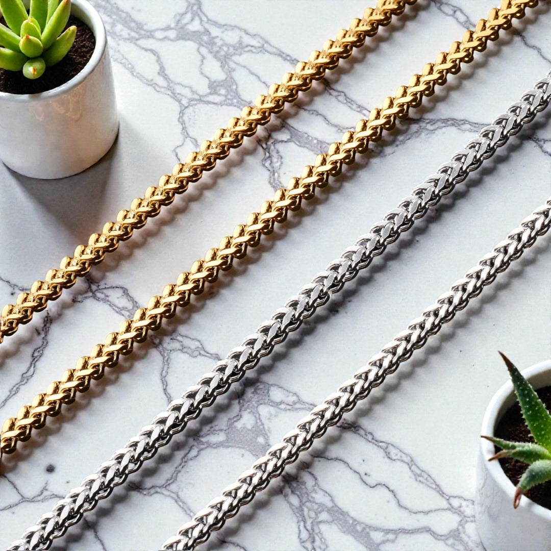 Chaine homme tressee maille Franco 3mm dore argent table marbre plantes