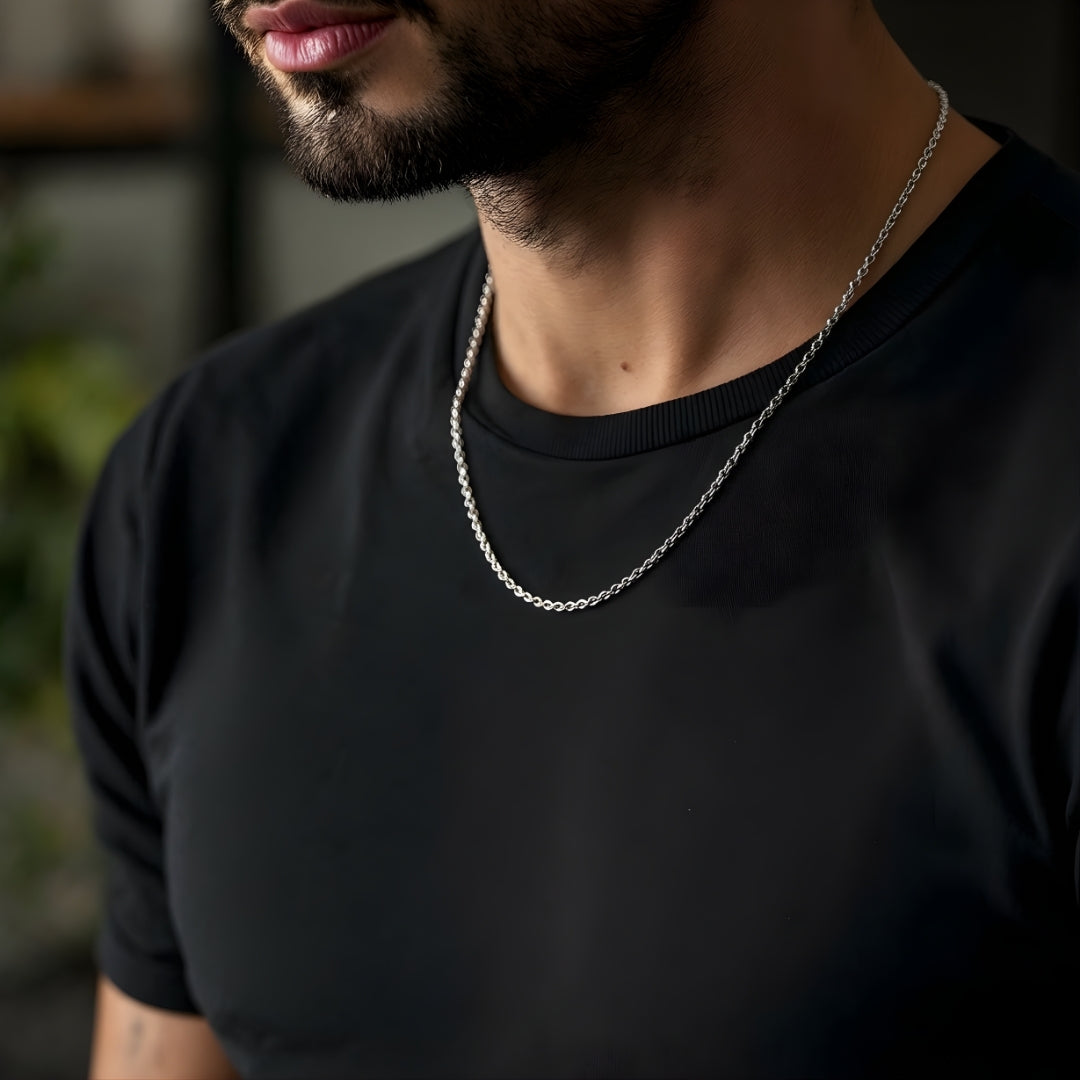 Chaines homme à maillons en O, style rolo argente t shirt noir 