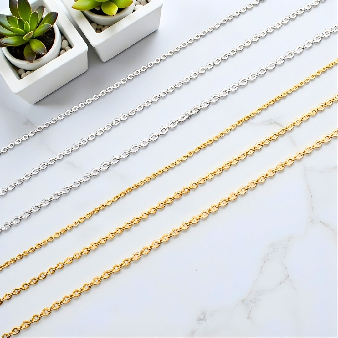 Chaines homme à maillons en O, style rolo argentees dorees table marbre plantes