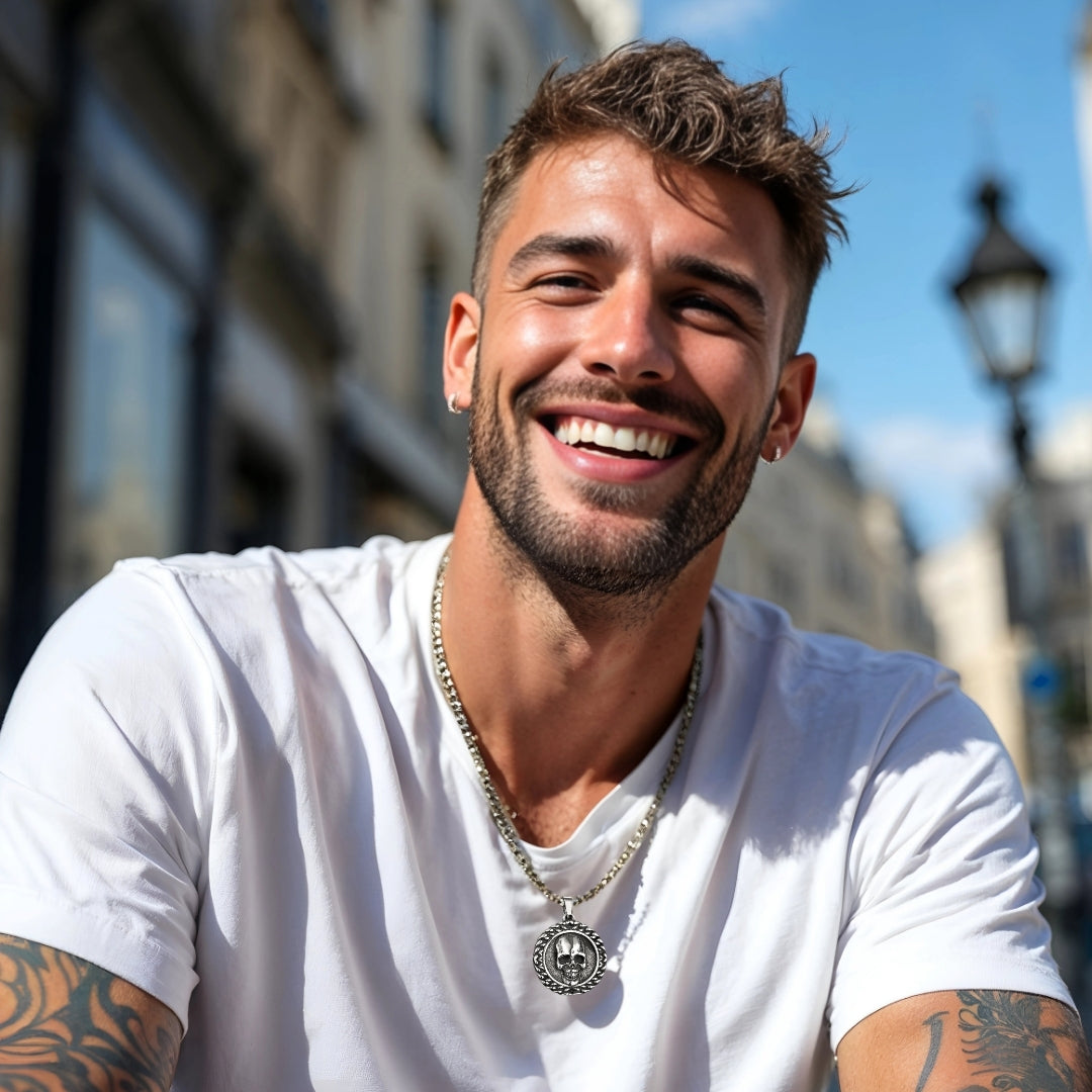 Collier- Homme- pendentif -SKULL FACE™ -tête de mort-crane-médaillon-homme-élégant-paris-sourire-t-shirt-blanc-rue