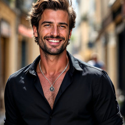 Collier- homme- pendentif- médaillon-LUXULLION™-acier-LION-homme-sourire-chemise-rues Paris