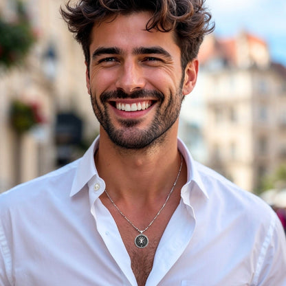 Collier- homme- pendentif- LUXULLION™-médaillon--acier-LION-homme-sourire-jeune-chemise-rues- Paris