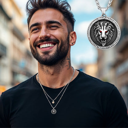 Collier- homme- pendentif- LUXULLION™-médaillon--acier-LION-homme-sourire-t-shirt-noir-rues- Paris