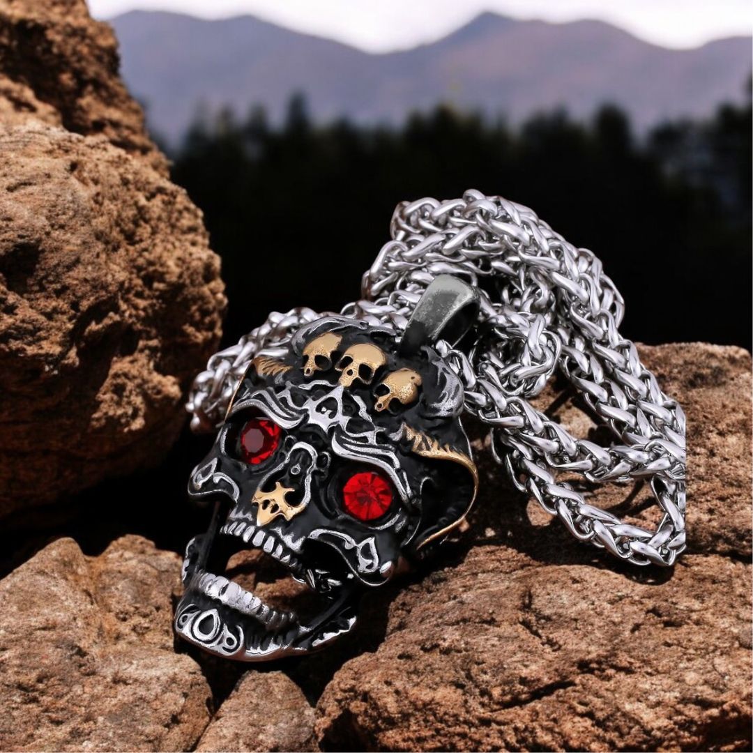 Collier-homme- pendentif-homme-tête -de- mort--yeux-rouge-argent-or-rocher