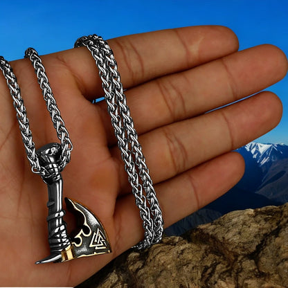 Collier-homme-pendentif-VIKING-armes-viking-hache-acier-montagnes-rochers-main-présentation-doré