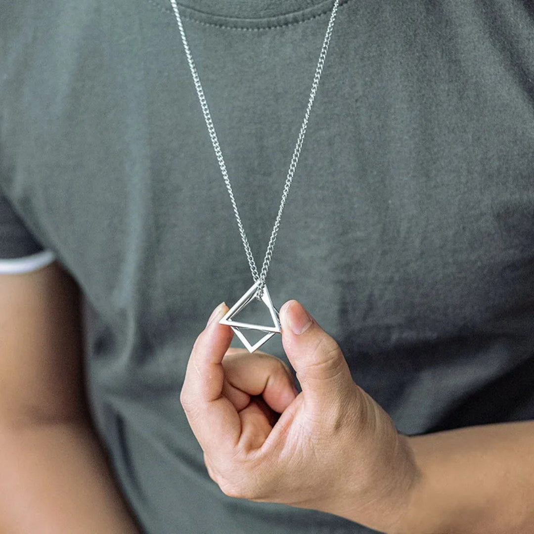 Collier-homme-pendentif-acier_inoxydable-g_om_trique-carr_-triangle-argent-t-shirt-main