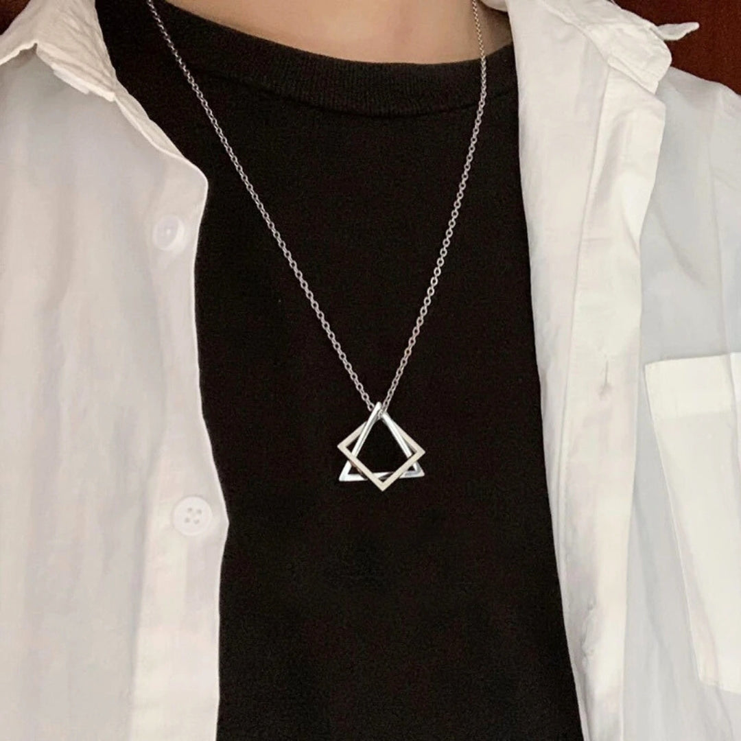 Collier-homme-pendentif-acier_inoxydable-g_om_trique-carr_-triangle-argent-t-shirt-noir-chemise-blanche