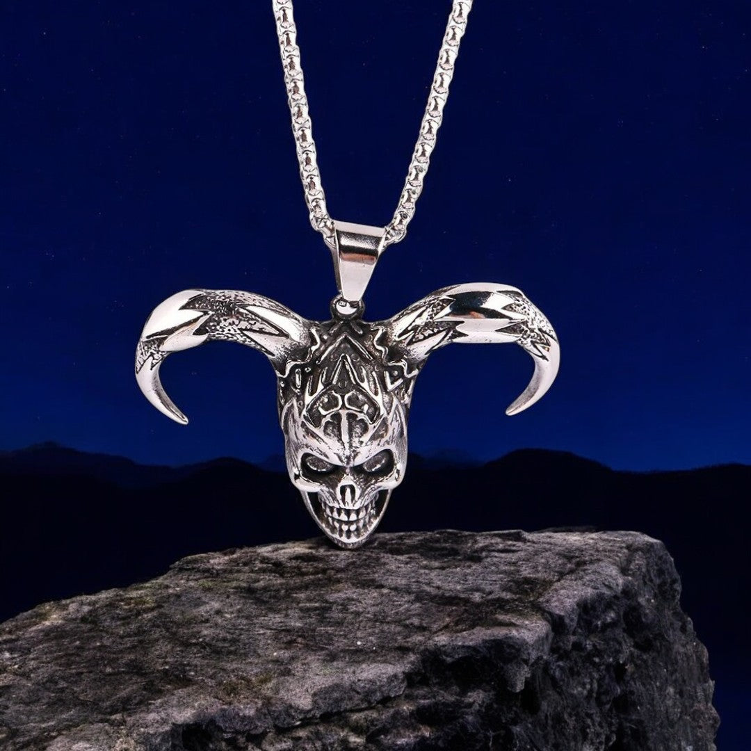 Collier-homme-pendentif-démon-cornes-acier-montagnes-nuit-bleue