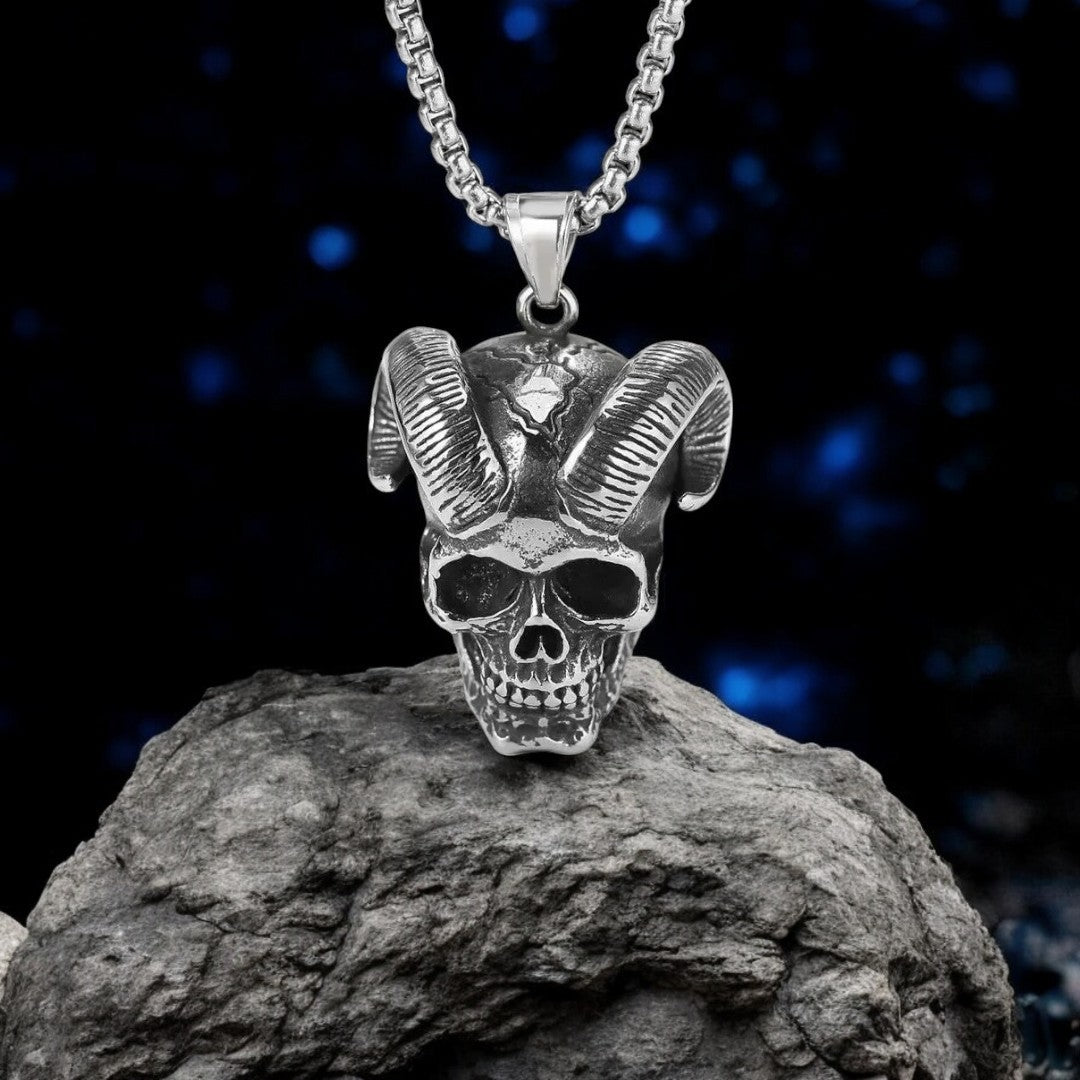 Collier-homme-pendentif-démon-cornes-courtes-acier-montagnes-nuit-bleue