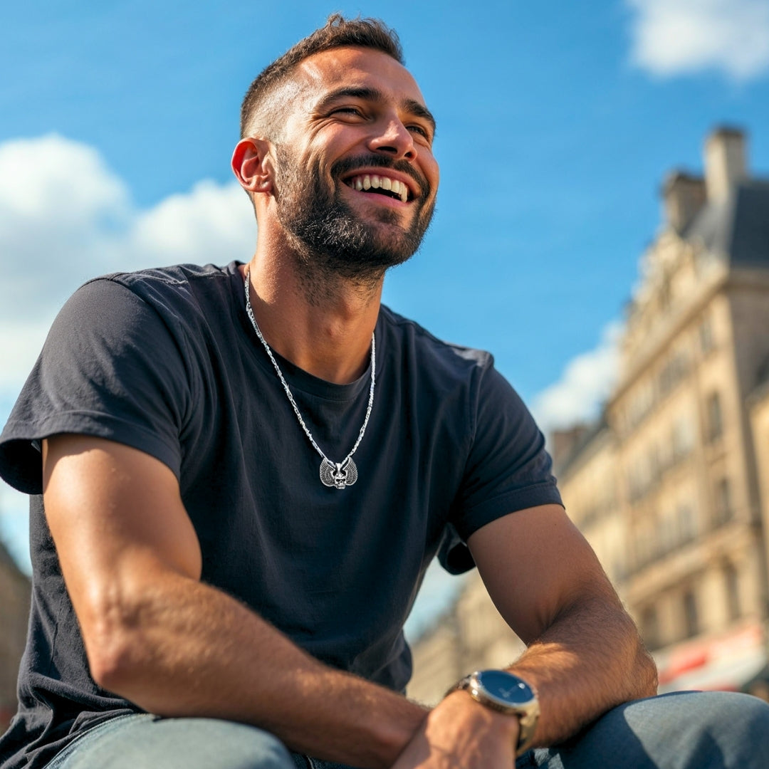 Collier-homme-pendentif-homme-tête de mort-crâne- skull- t-shirt-foncé-Paris-architecture-sourire