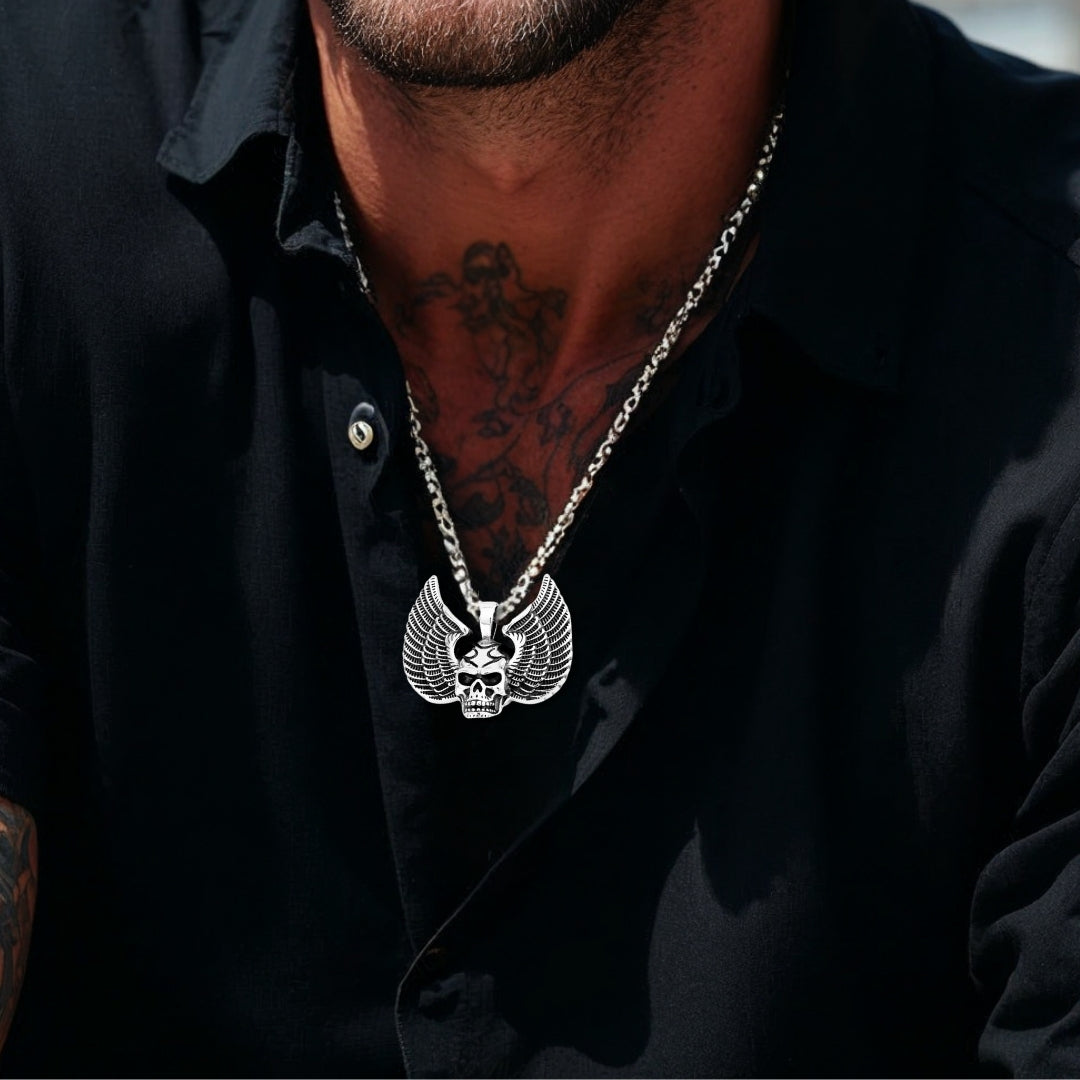 Collier-homme-pendentif-homme-tête de mort-crâne-skull -chemise-noire-élégant