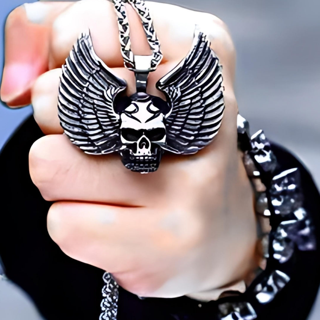 Collier-homme-pendentif-homme-tête de mort-crâne- skull-main-pov