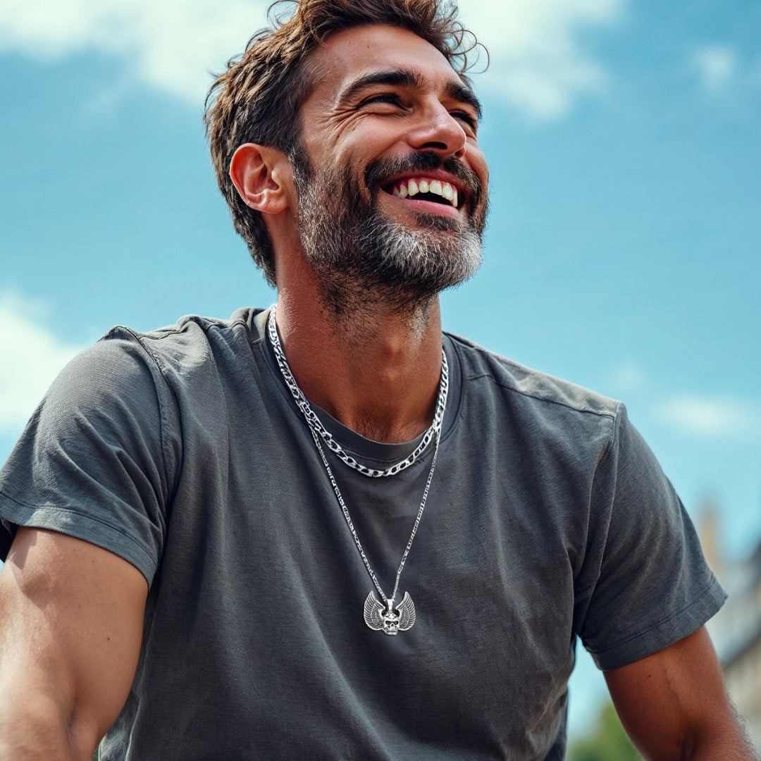 Collier-homme-pendentif-homme-tête de mort-crâne- skull-sourire-t-shirt-gris-ciel-bleu