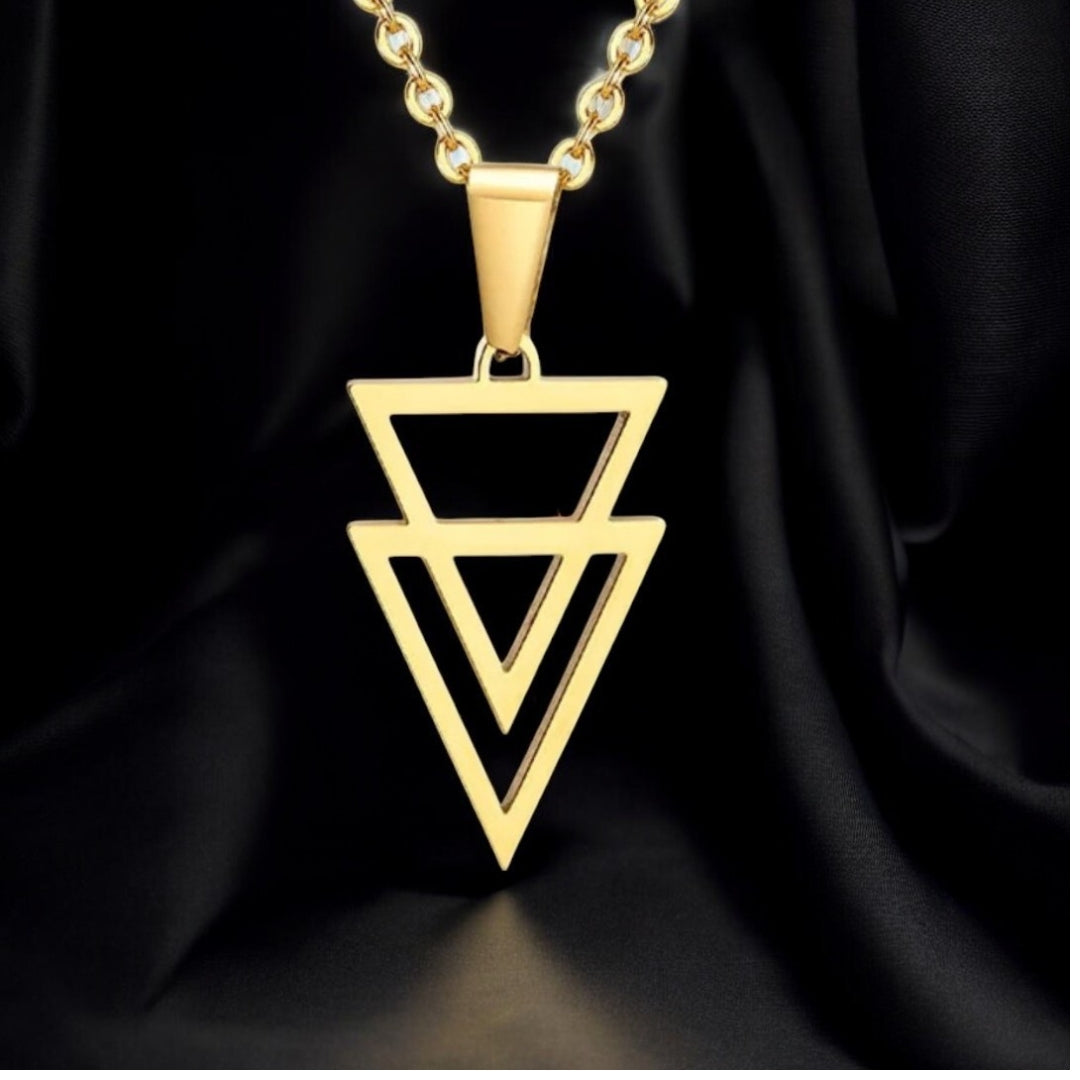 Collier-homme-pendentif-ors-deux-triangles-inversés-tissus-noir