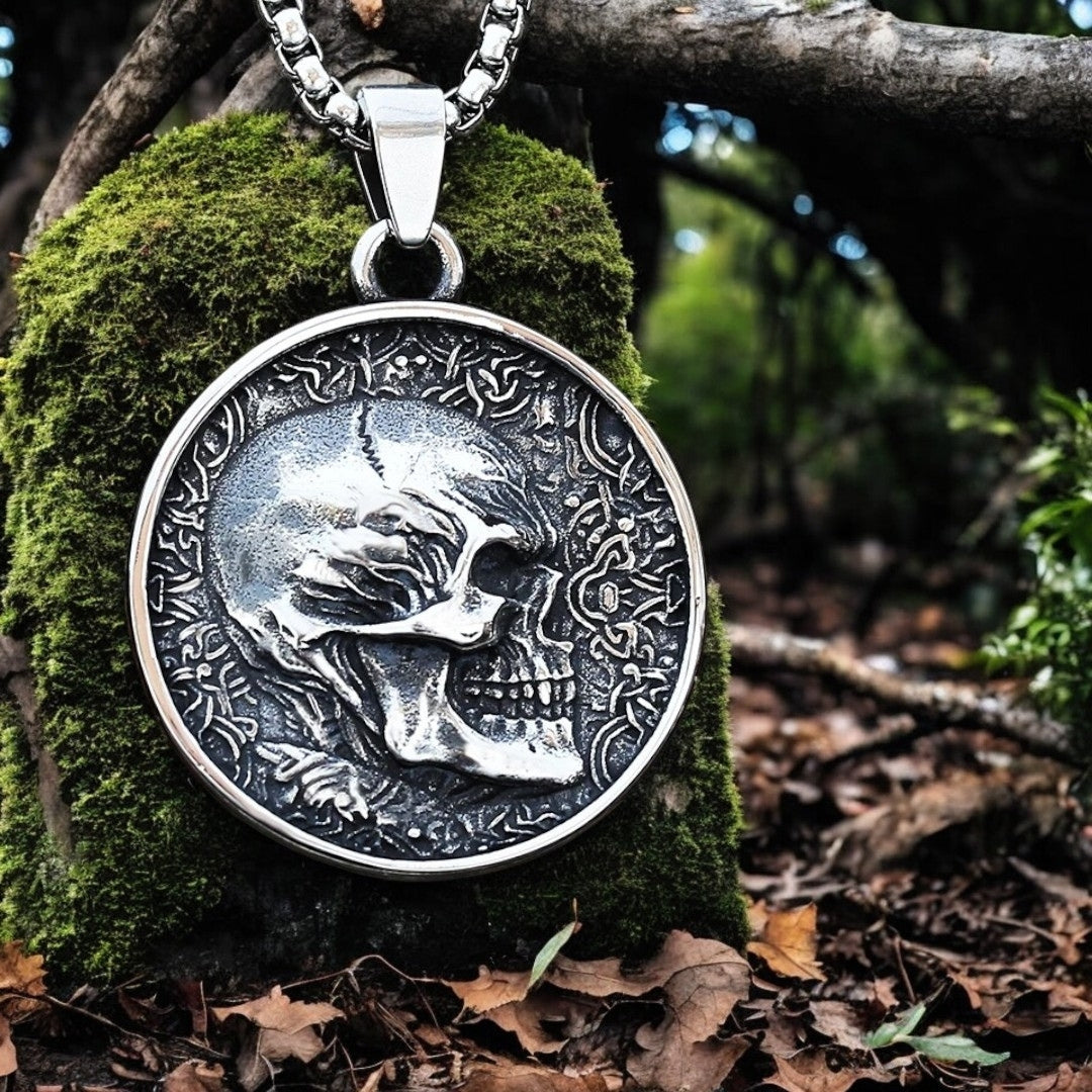 Collier-homme-pendentif-tête-de-mort-coté-1-sur-rocher-bois