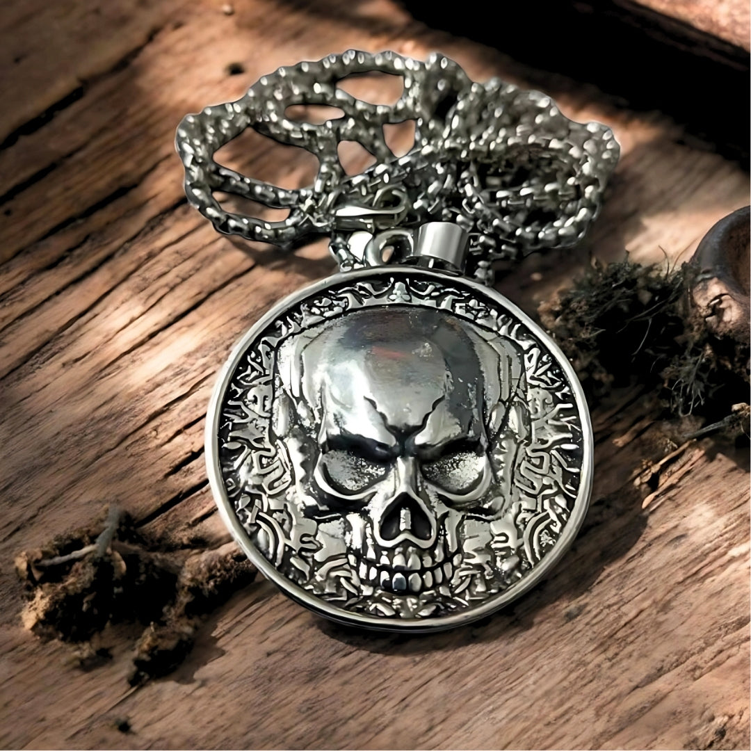 Collier-homme-pendentif-tête-de-mort-coté-2-sur-bois