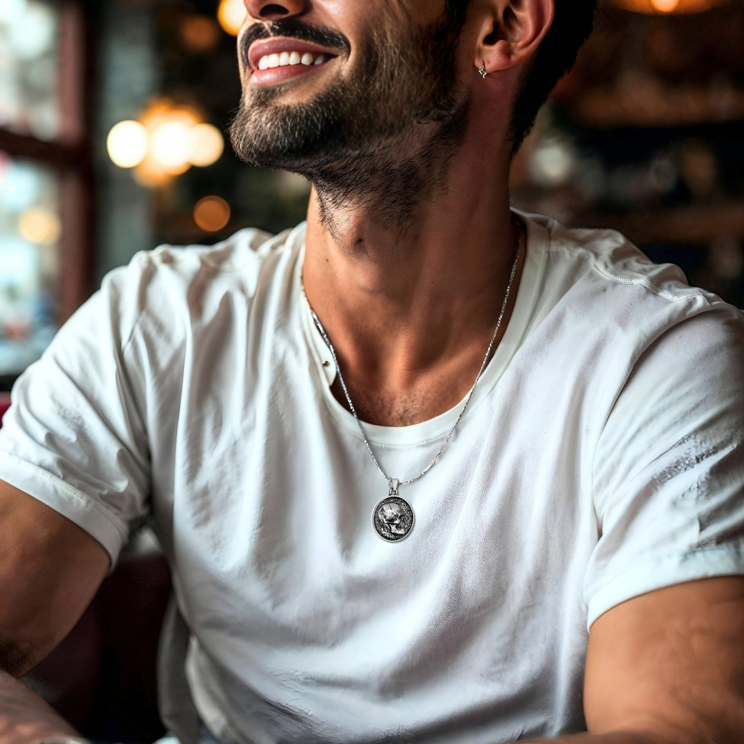 Collier-homme-pendentif-tête-de-mort-homme-jeune-élégant-souriant-shirt-blanc-Bistro-Paris