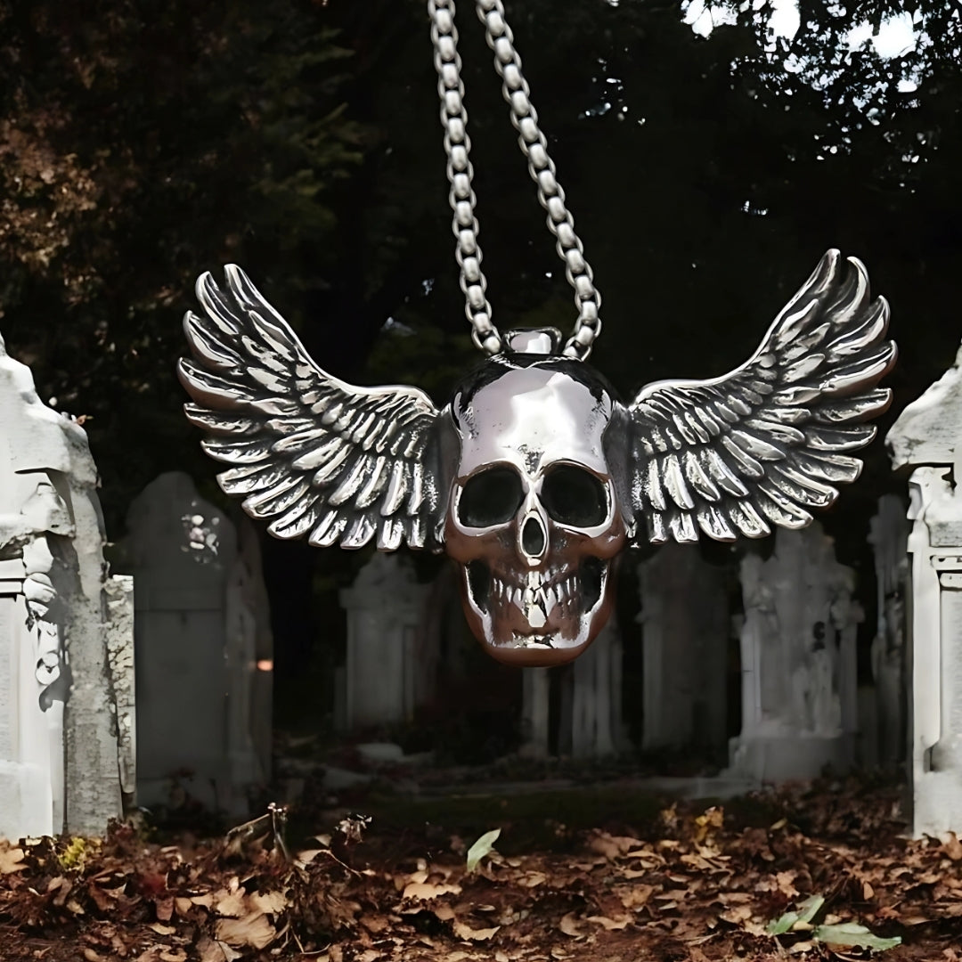 Collier-homme-pendentif-tête-de-mort-skull-crâne-ailes-cimetière-automne