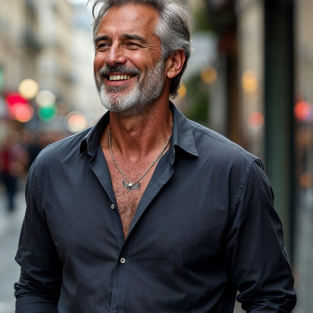 Collier-homme-pendentif-tête-de-mort-skull-crâne-ailes-deux-colliers-homme-élégant-mature-chemise-grise-sourire-Européen