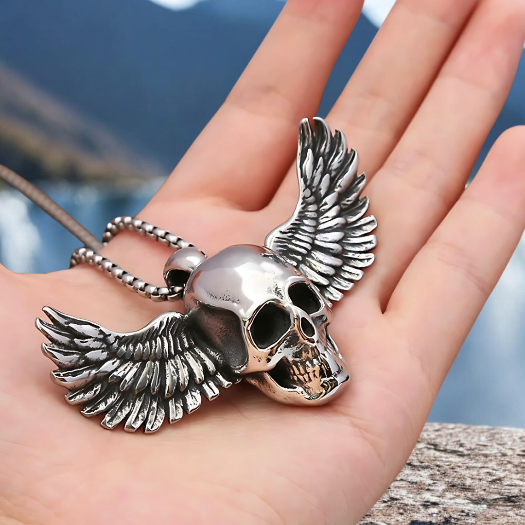 Collier-homme-pendentif-tête-de-mort-skull-crâne-ailes-présentation-main-extérieur