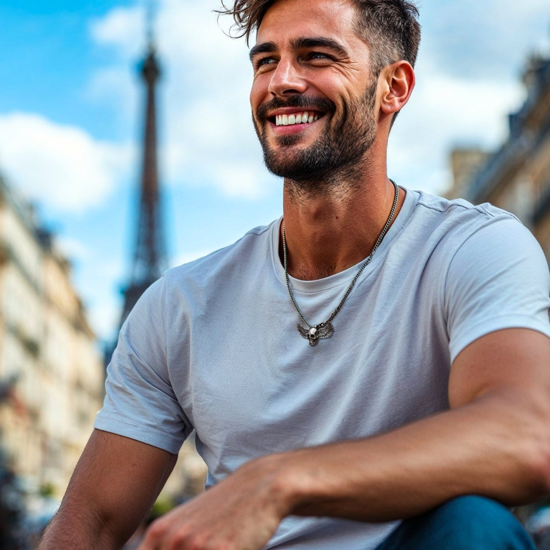 Collier-homme-pendentif-tête-de-mort-skull-crâne-ailes-homme-élégant shirt-blanc-Européen
