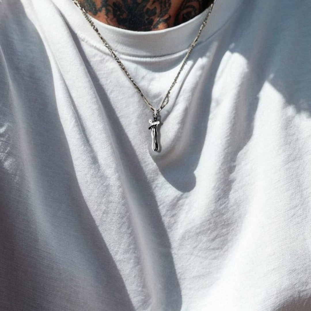 Collier COUPLE AMOUREUX pendentif couple homme femme noir argent t-shirt blanc 