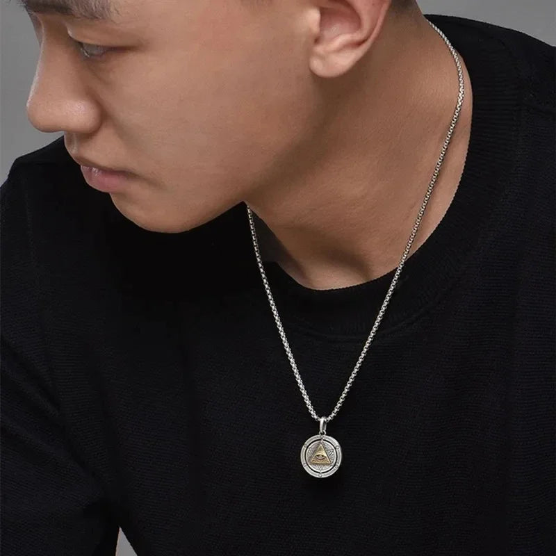 Collier homme- pendentif L'œil d'Horus NECKORUS™ homme chandail noir asiatique