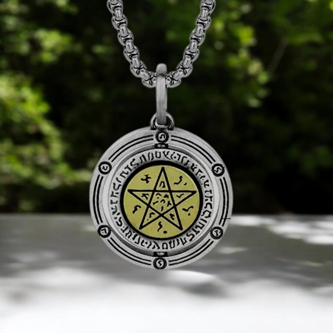 Collier homme- pendentif L'œil d'Horus NECKORUS™ presentation nature