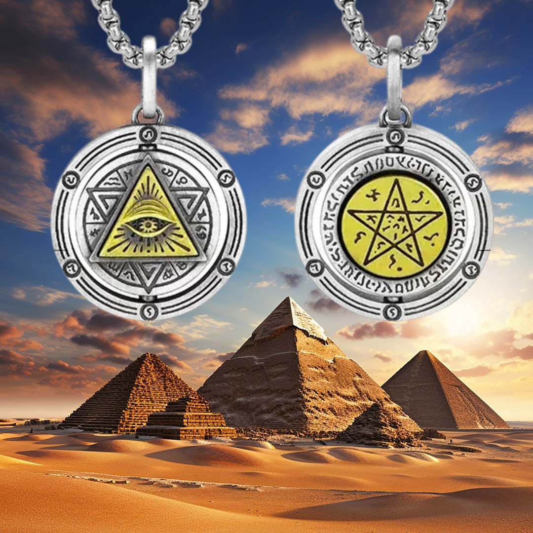 Collier homme- pendentif L'œil d'Horus NECKORUS™ presentation pyramides ciel bleu