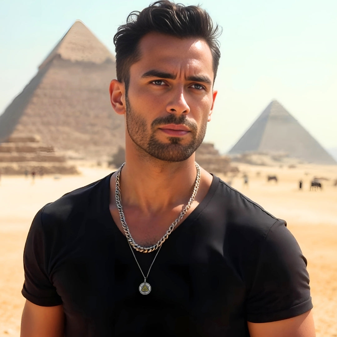 Collier homme- pendentif L'œil d'Horus NECKORUS™ pyramide homme t-shirt noir