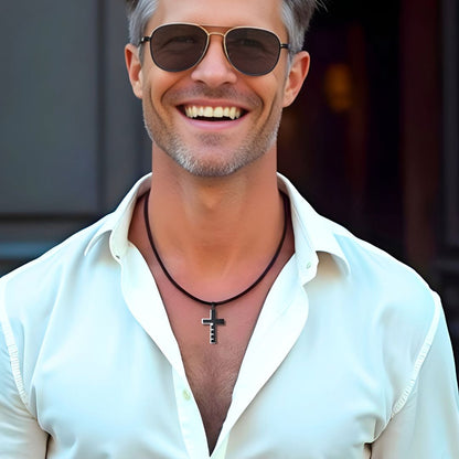 Collier homme- pendentif croix KEYCROSS™ chemise blanche lunettes soleil 