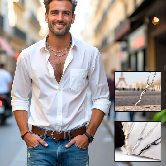 homme dans Paris avec collier pour homme. Jeans et chemise blanche, été 